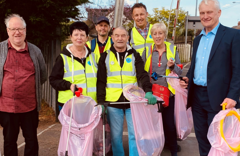 Graham Stuart MP Litter Picking with the Beverley Wombles